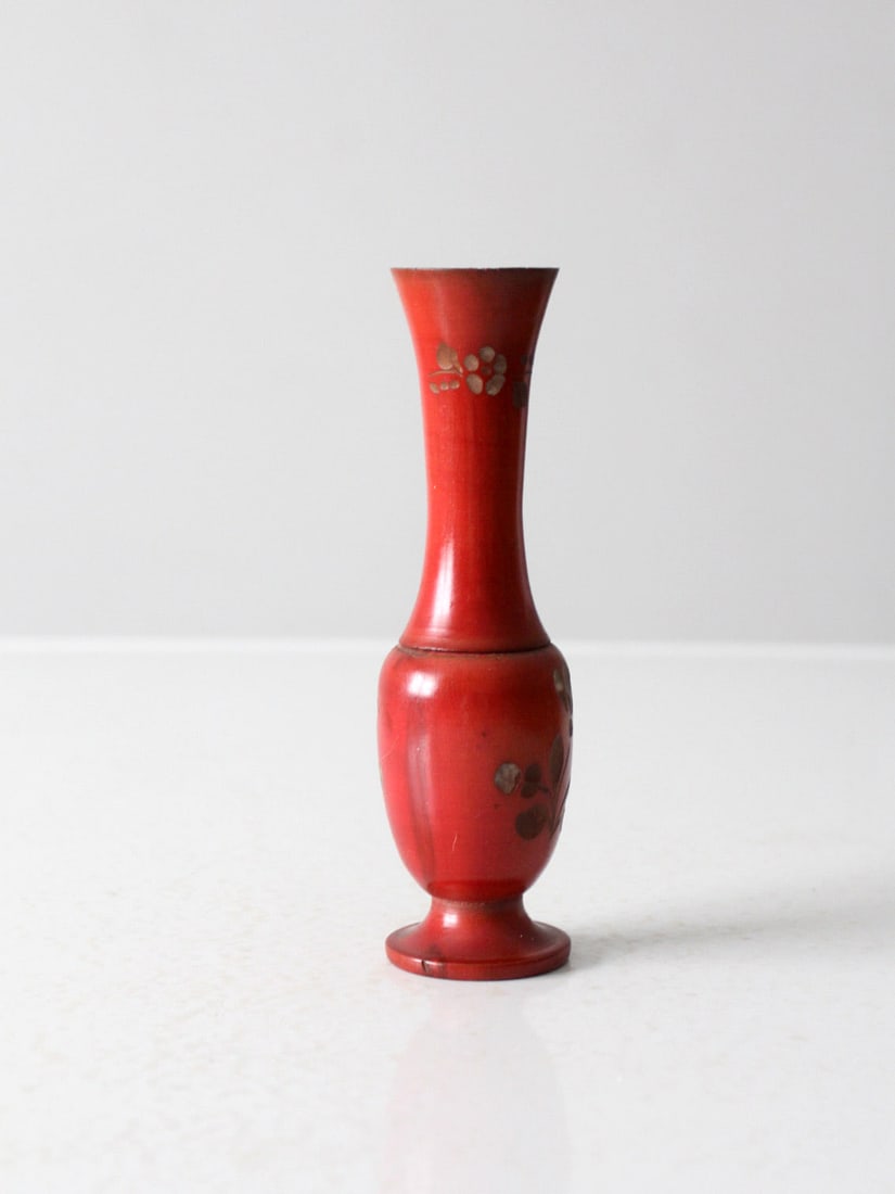 Mid-Century Red Floral Hand-Carved Wood Vase 1954: Mid-Century Red Floral Hand-Carved Wood Vase 1954 This vintage mid-20th century hand-carved wood vase showcases a warm red finish complemented by a glossy patina, enhancing its folk art appeal. Adorne