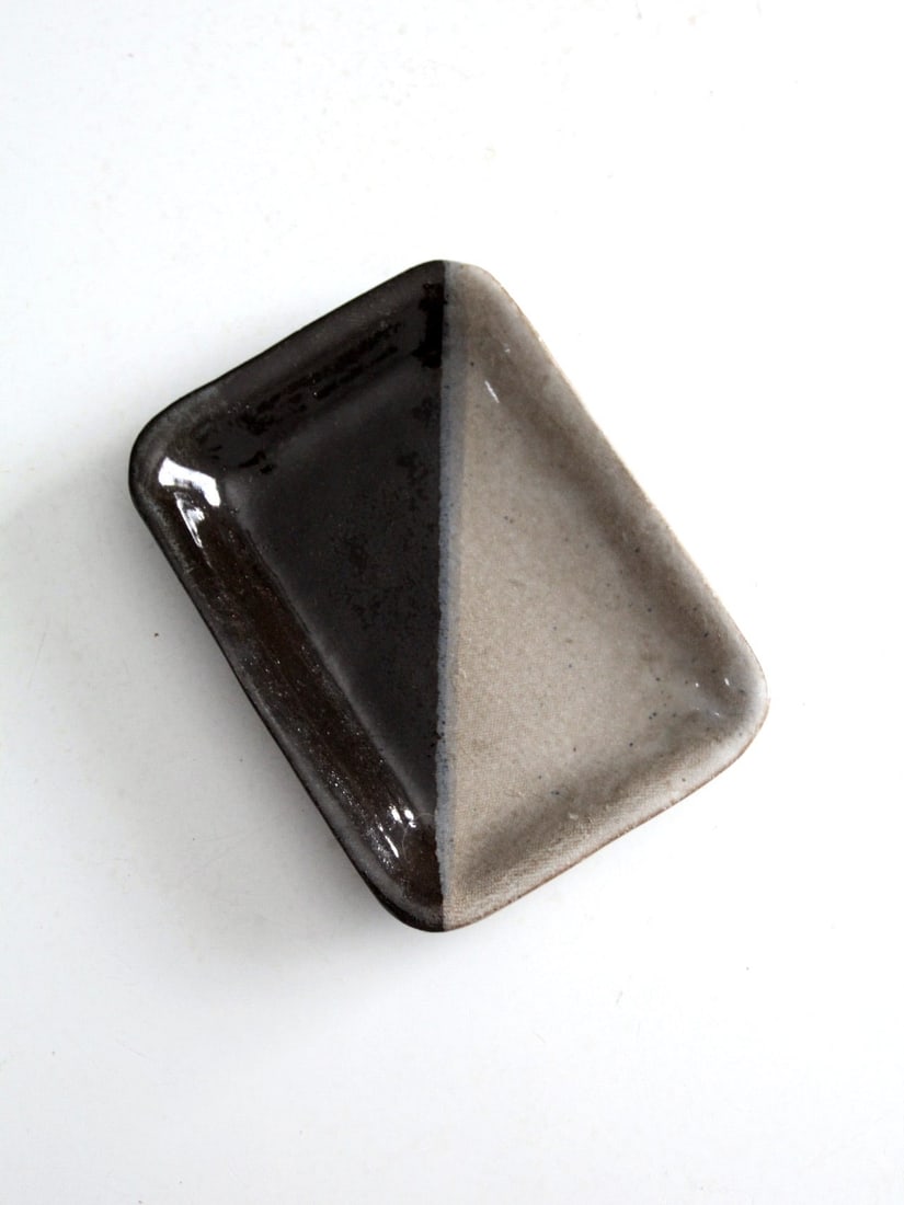 Signed Vintage Studio Pottery Plate Beige Black Glaze Handmade: Signed Vintage Studio Pottery Plate Beige Black Glaze Handmade This vintage studio pottery plate showcases a unique handmade rectangular design, featuring a striking two-tone glaze in beige and black.