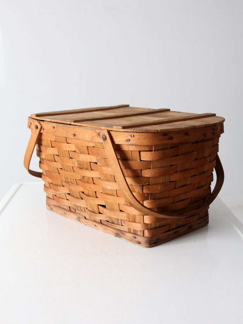 Vintage Splint Weave Picnic Basket with Bentwood Handles: Vintage Splint Weave Picnic Basket with Bentwood Handles This vintage picnic basket showcases a traditional splint weave design complemented by hinged bentwood handles, making it a versatile piece for
