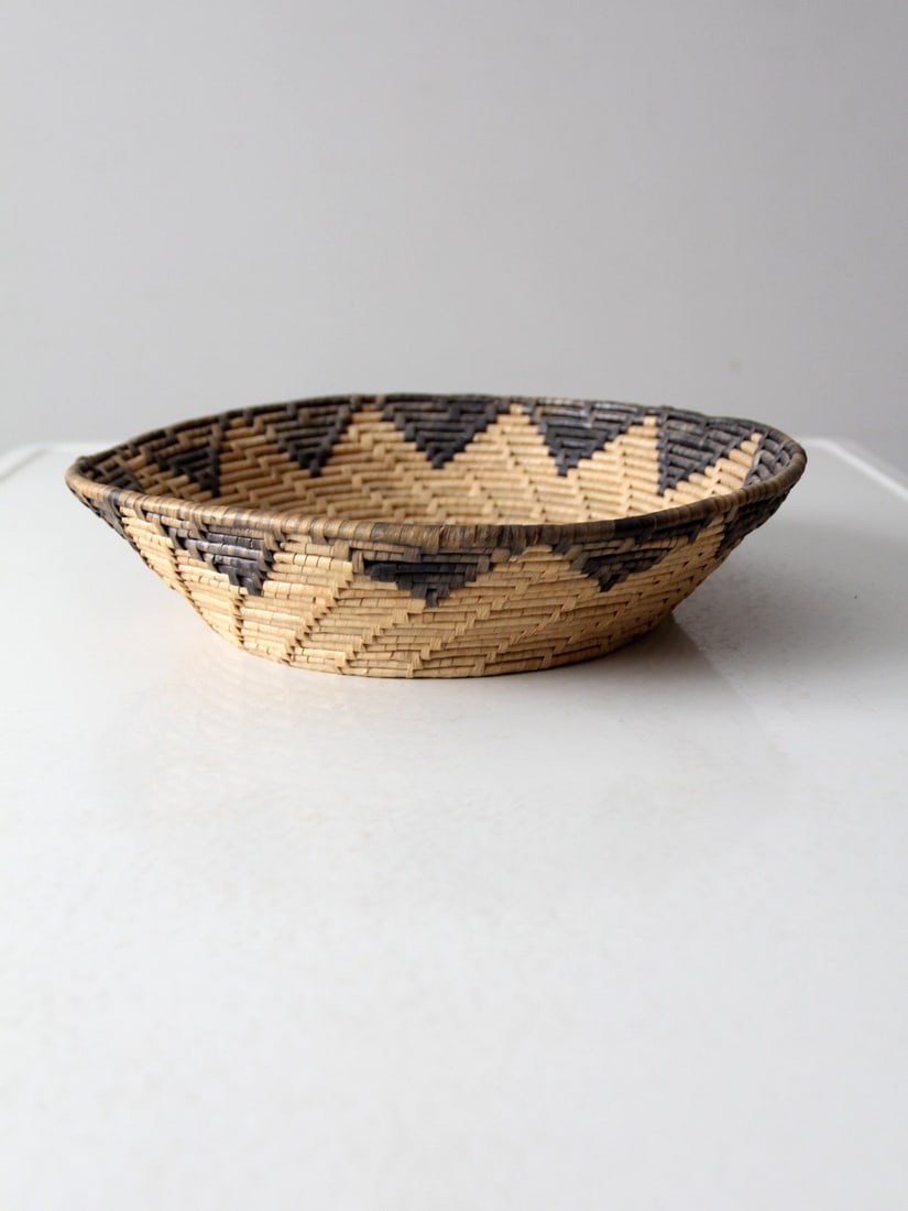 Charming Vintage Seagrass Woven Basket Bowl 12.5 x 12 x 2.75 Inches: Charming Vintage Seagrass Woven Basket Bowl 12.5 x 12 x 2.75 Inches Enhance your home decor with this charming vintage woven seagrass basket bowl. Featuring intricate textures and warm, earthy tones,