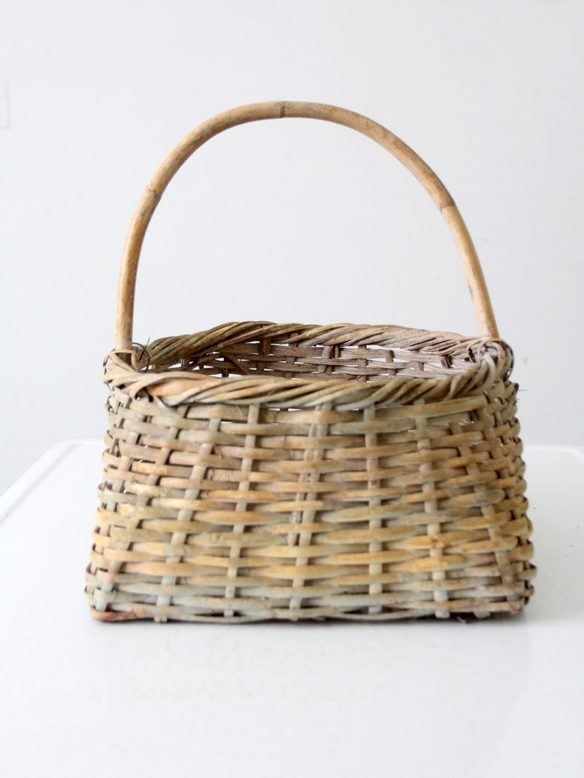 Charming Vintage Handwoven Cottage Basket with Curved Handle: Charming Vintage Handwoven Cottage Basket with Curved Handle This vintage handwoven cottage basket showcases a delightful square base and a gently curved handle, all finished in a lovely creamy-white