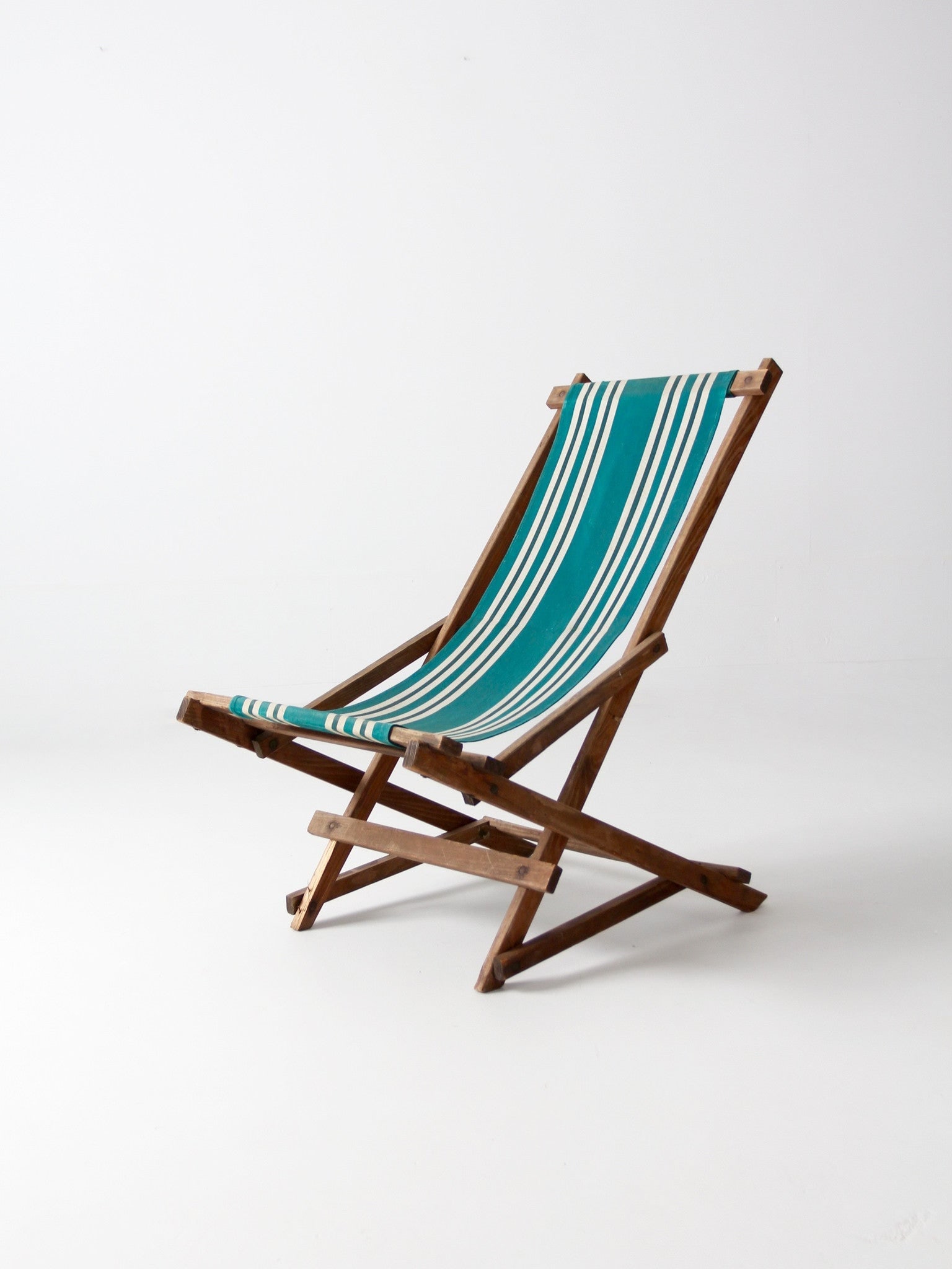 Vintage 1940 American Deck Chair with Green Stripes: Vintage 1940 American Deck Chair with Green Stripes This vintage American deck chair, dating back to circa 1940, showcases a striking design with bold green stripes on a durable canvas hammock seat. I