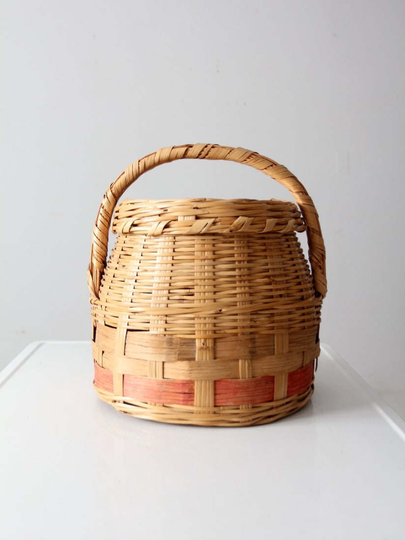 Vintage Hand-Woven Antique Basket with Pink Stripe and Lid: Vintage Hand-Woven Antique Basket with Pink Stripe and Lid Discover this charming antique woven carrying basket, perfect for adding a vintage touch to your decor. This hand-woven piece features a deli