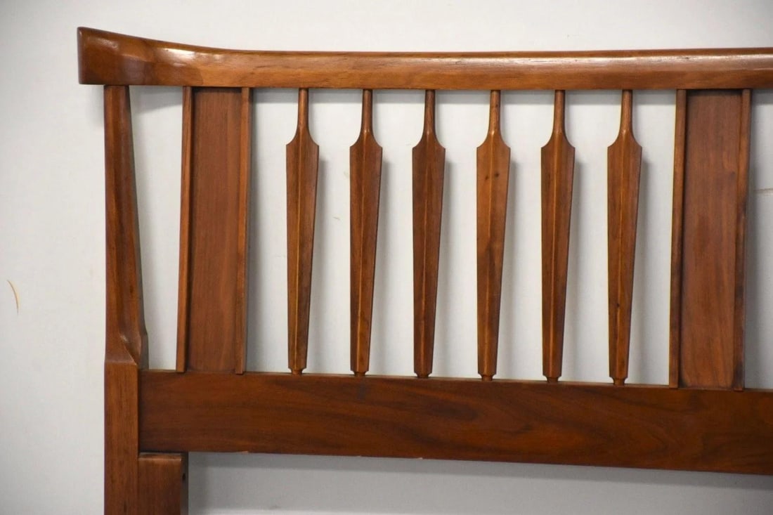 1960s Mid Century Walnut Queen Headboard 63x41 Elegant Vintage Charm: 1960s Mid Century Walnut Queen Headboard 63x41 Elegant Vintage Charm This exquisite mid-century modern queen size headboard features a rich walnut finish, adding a touch of elegance to any bedroom. It