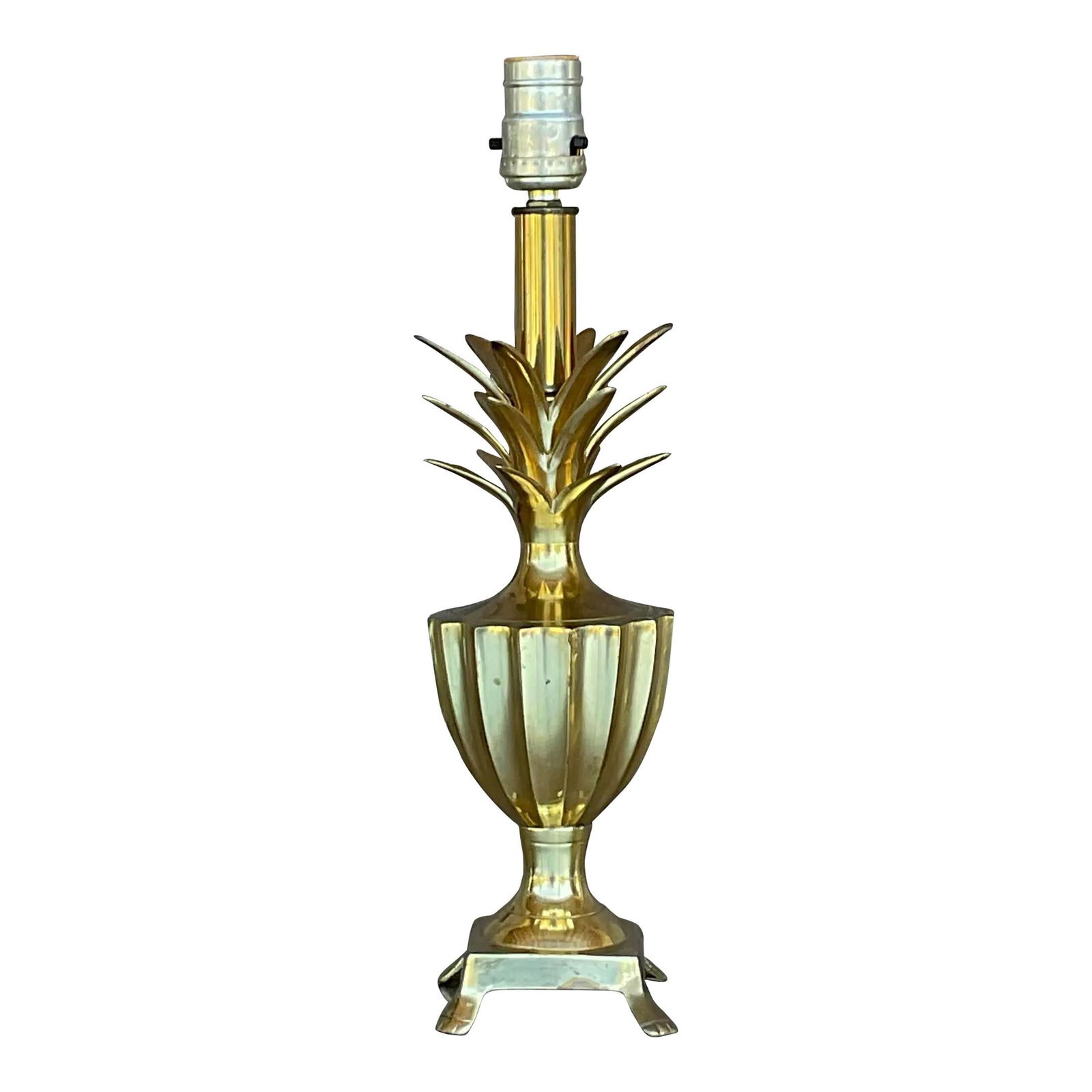 Chic Vintage Regency Brass Pineapple Table Lamp Made in Italy: Chic Vintage Regency Brass Pineapple Table Lamp Made in Italy Illuminate your space with this stylish Vintage Regency Petite Brass Pineapple Lamp. This charming table lamp features a polished brass fi