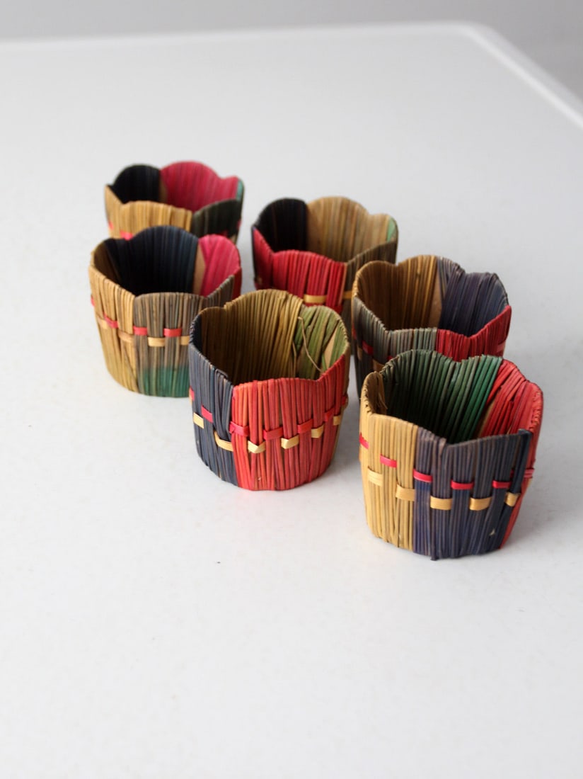 Vintage Set of 6 Woven Straw Drink Holders Tiki Bar Decor: Vintage Set of 6 Woven Straw Drink Holders Tiki Bar Decor Add a touch of vintage charm to your gatherings with this set of six woven straw drink holders. Each holder features a bright and festive mix