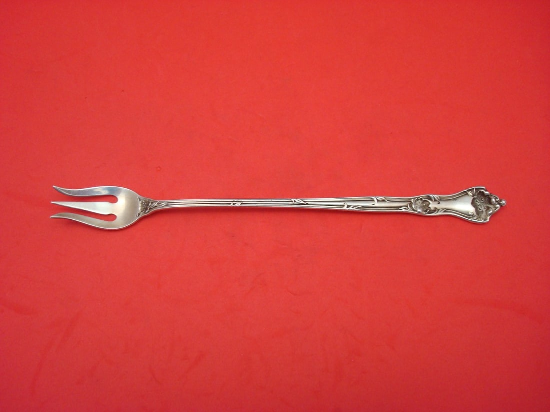 Reed & Barton Intaglio Sterling Silver Pickle Fork 8 1/4": Reed & Barton Intaglio Sterling Silver Pickle Fork 8 1/4" This exquisite pickle fork from Reed & Barton showcases the elegant Intaglio pattern, crafted from high-quality sterling silver. Measuring 8 1