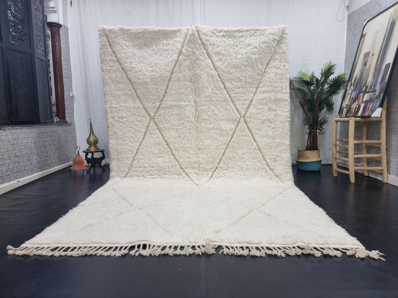 Handmade Moroccan Berber Rug Soft White Geometric Pattern 100% Wool: Handmade Moroccan Berber Rug Soft White Geometric Pattern 100% Wool Experience the elegance of this authentic Soft White Handmade Moroccan Berber Rug, featuring a captivating geometric engraved