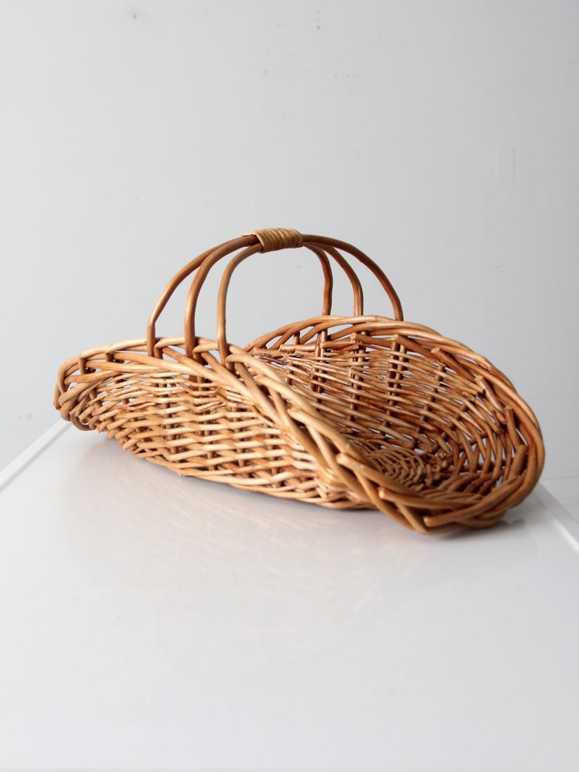 Charming Vintage Wicker Log Basket for Storage and Decor: Charming Vintage Wicker Log Basket for Storage and Decor Discover a charming vintage wicker log basket, perfect for adding a touch of rustic elegance to your home. This versatile woven storage solutio