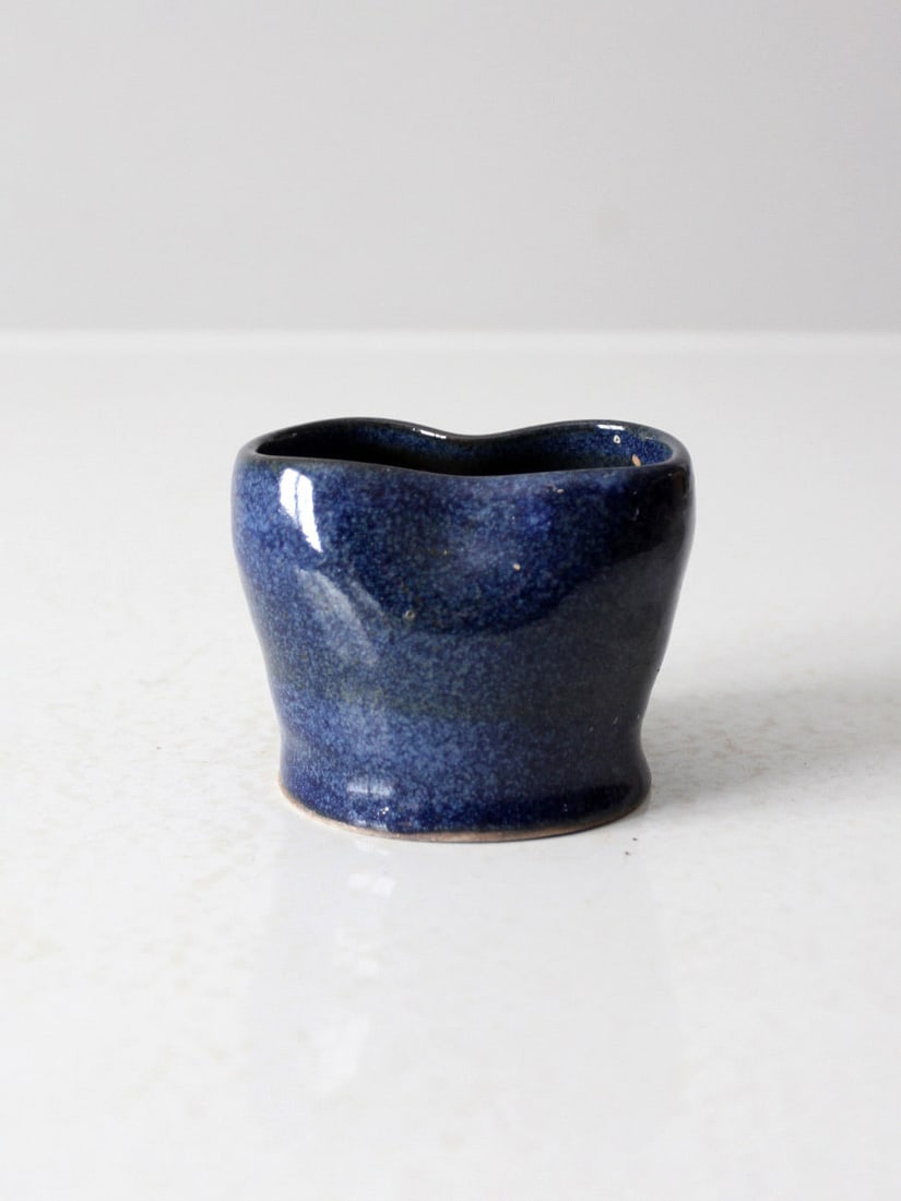 Handcrafted Vintage Studio Pottery Vase Deep Blue Speckled Glaze Signed: Handcrafted Vintage Studio Pottery Vase Deep Blue Speckled Glaze Signed This exquisite vintage studio pottery vase showcases a stunning deep blue, speckled glaze, accentuating its unique hand-shaped f