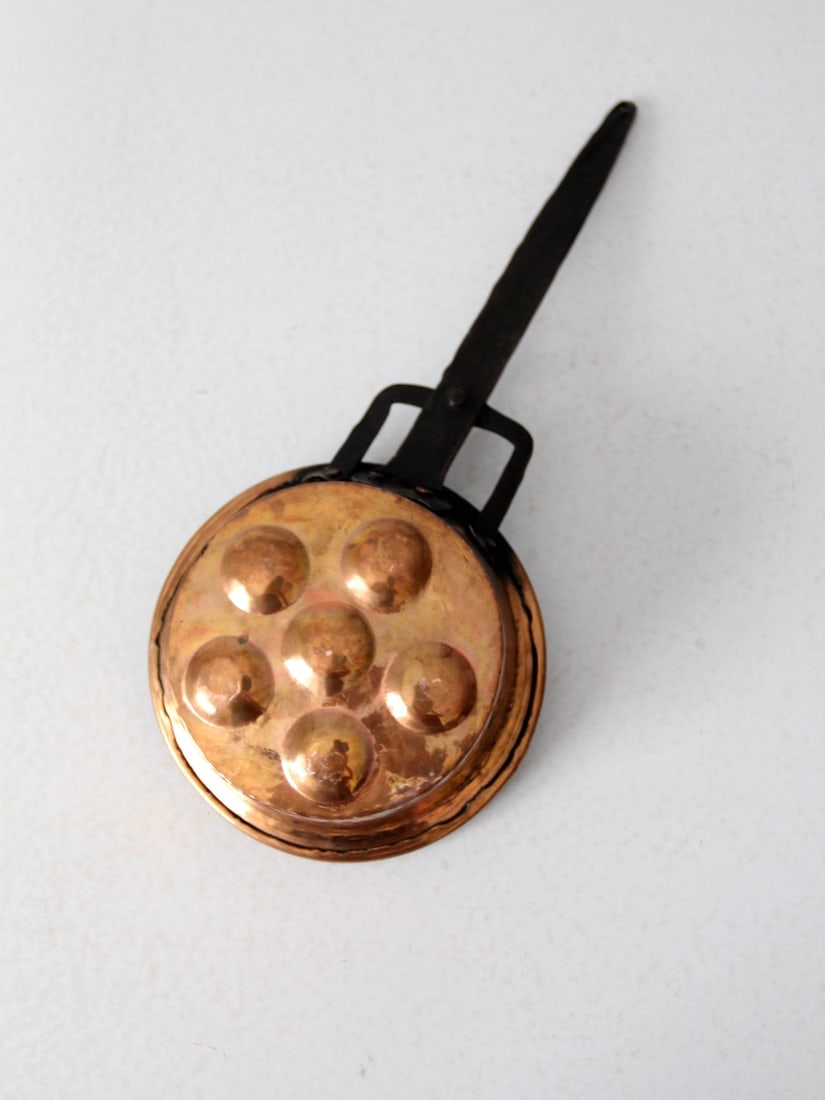 Vintage French Copper Escargot Pan with Iron Handle: Vintage French Copper Escargot Pan with Iron Handle Discover this charming antique copper escargot pan, a true piece of French culinary heritage. This exquisite pan features a durable tin lining and i