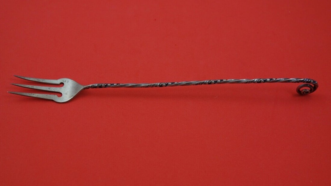 Gorham Number 279 Sterling Silver Goldwashed Pickle Fork 7 7/8": Gorham Number 279 Sterling Silver Goldwashed Pickle Fork 7 7/8" This exquisite pickle fork, crafted by Gorham, showcases the elegance of the Number 279 pattern. Made of sterling silver, this goldwashe