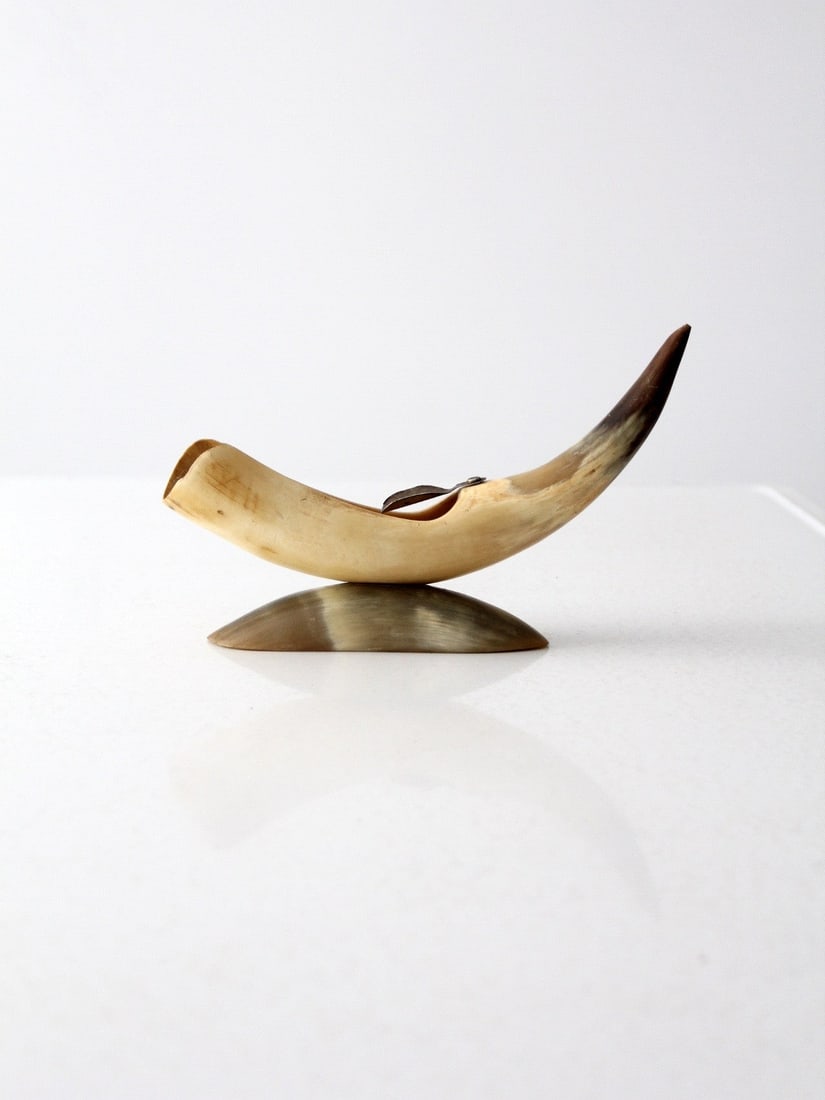 Mid-Century Vintage Horn Ashtray with Metal Tobacco Rest: Mid-Century Vintage Horn Ashtray with Metal Tobacco Rest Discover a unique vintage hand-crafted horn ashtray from the mid-20th century, showcasing the beauty of natural animal horn. This exquisite pie