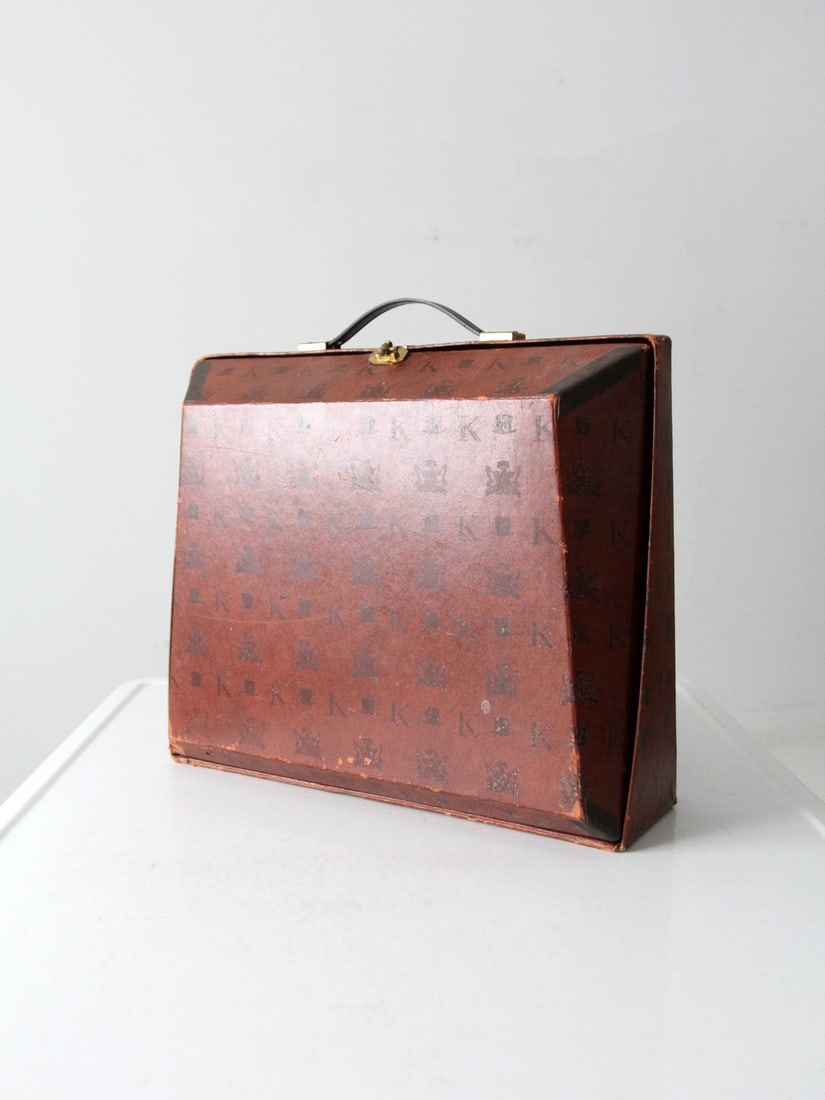 Rare Antique Knox Top Hat Box with Brass Fixtures: Rare Antique Knox Top Hat Box with Brass Fixtures Discover this Antique Knox Hat Box, a rare luggage-style piece that beautifully encapsulates the elegance of early 20th-century travel. With its struc