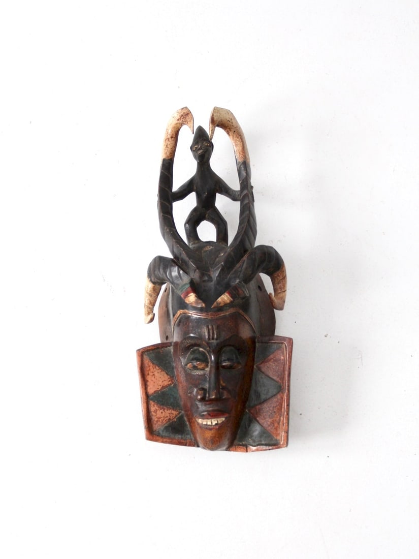Vintage Guro African Mask Hand-Carved Wood 17 Inch Display: Vintage Guro African Mask Hand-Carved Wood 17 Inch Display This vintage African mask from the Guro people showcases exquisite hand-carved craftsmanship. Made from wood, it features a wire hanger on th