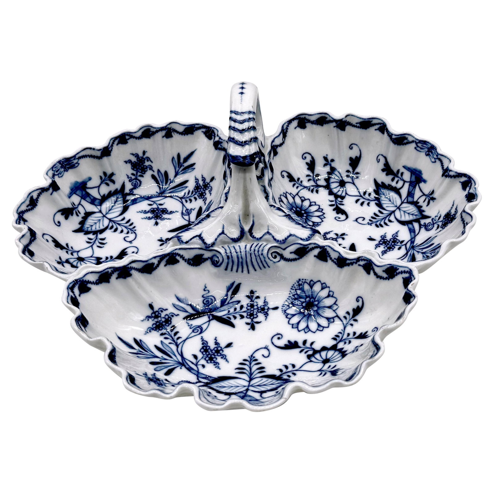 19th Century Meissen Blue Onion Handled Shell Dish Germany Porcelain: 19th Century Meissen Blue Onion Handled Shell Dish Germany Porcelain Presenting a stunning 19th-century Meissen Blue Onion handled three-section shell dish, an exquisite example of German porcelain cr