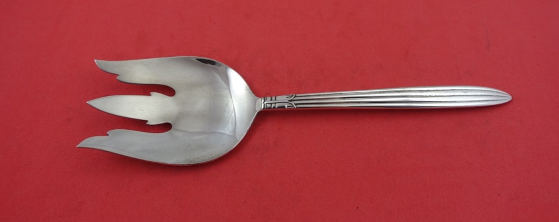 Reed and Barton Jubilee Sterling Silver Salad Fork 9.25": Reed and Barton Jubilee Sterling Silver Salad Fork 9.25" This exquisite salad serving fork is from the Jubilee pattern by Reed and Barton, crafted from high-quality sterling silver. Measuring 9 1/4 in