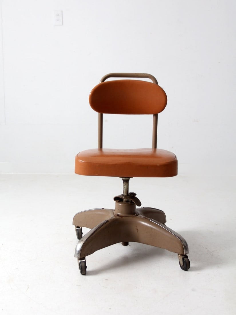 Mid-Century Hamilton Cosco Vintage Industrial Swivel Chair: Mid-Century Hamilton Cosco Vintage Industrial Swivel Chair Discover a classic piece of mid-20th century design with this Vintage Industrial Swivel Desk Chair by Hamilton Cosco. This unique tanker chai