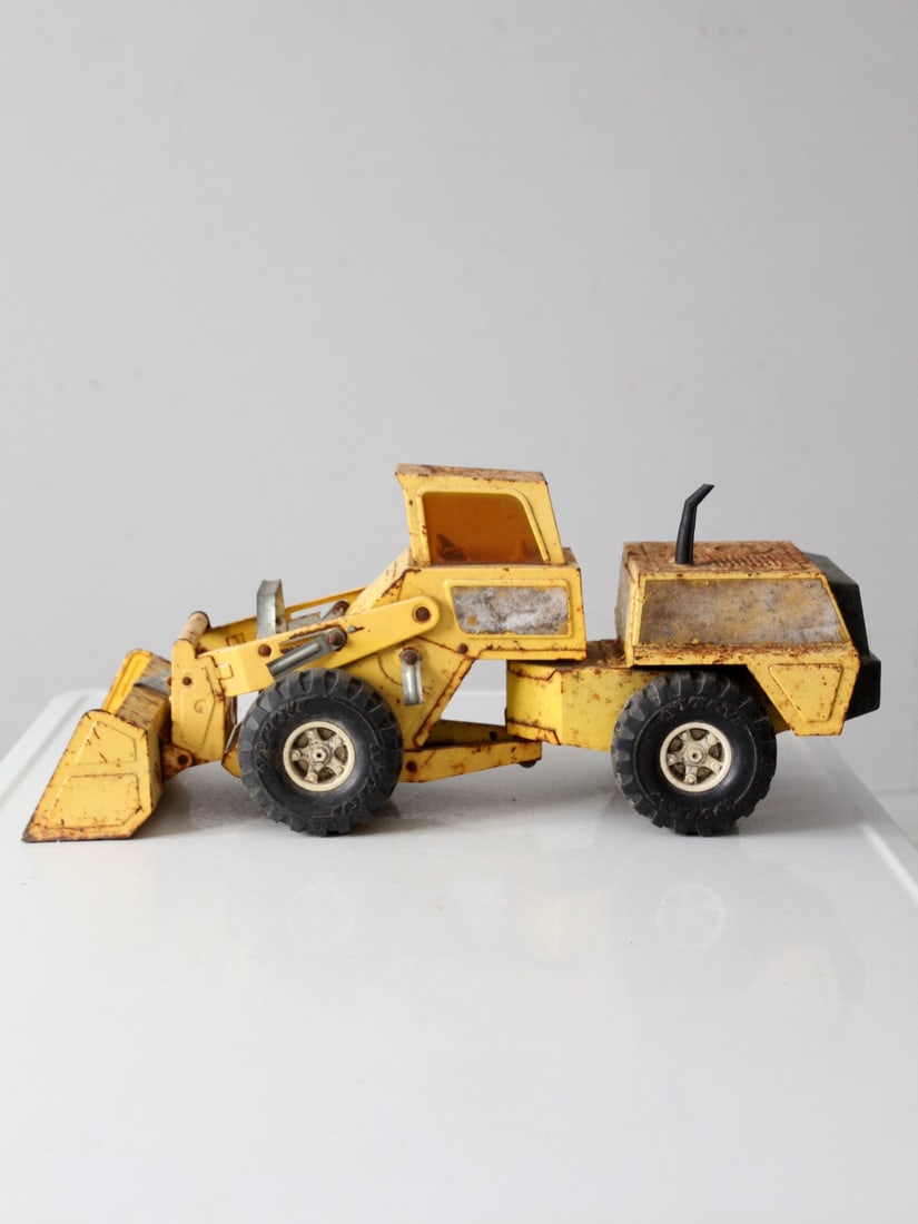 Vintage Nylint 1960s Front Loader Toy Truck Pressed Steel: Vintage Nylint 1960s Front Loader Toy Truck Pressed Steel This vintage Nylint front loader toy truck, dating from the late 1960s to early 1970s, showcases a classic design made of pressed steel. It fe