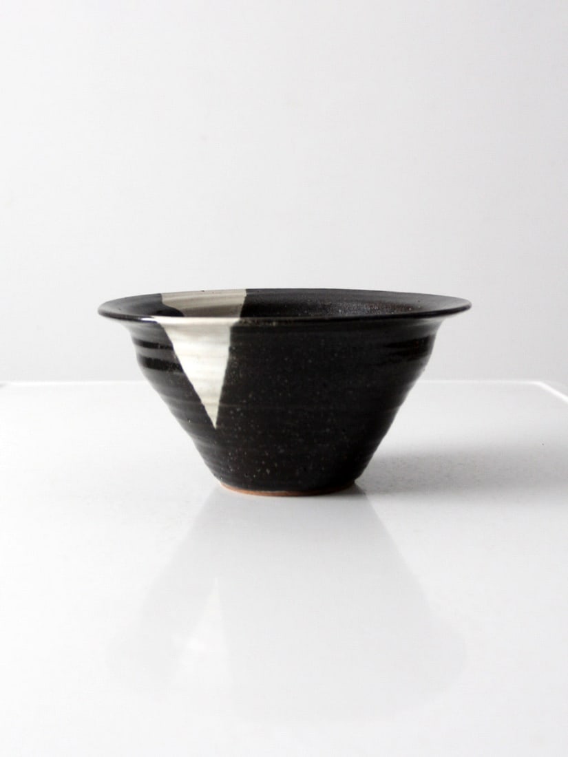 Vintage Studio Pottery Bowl 1981 Signed Black White Glaze: Vintage Studio Pottery Bowl 1981 Signed Black White Glaze This vintage studio pottery bowl, crafted in 1981, showcases the artistry of hand-turned ceramics. The bowl features a striking black and whit