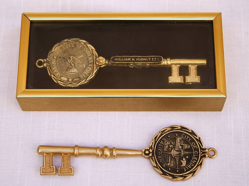 George Burns Original Dore Bronze City Keys Glendale Indianapolis: George Burns Original Dore Bronze City Keys Glendale Indianapolis This exquisite collection features two original city keys presented to George Burns, representing the cities of Glendale and Indianapo