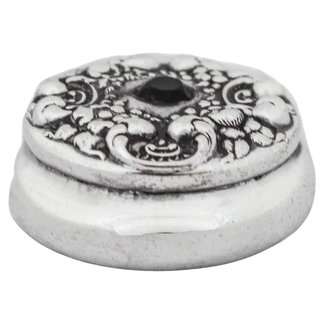 Victorian Sterling Silver Pillbox with Garnet by La Pierre 1898: Victorian Sterling Silver Pillbox with Garnet by La Pierre 1898 This exquisite sterling silver pillbox, crafted in 1898 by the La Pierre Silver Company, showcases the ornate design typical of the Vict