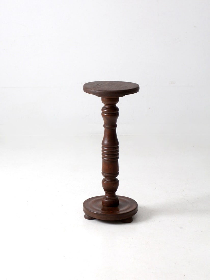 Antique American Wooden Pedestal Plant Stand 28.5in: Antique American Wooden Pedestal Plant Stand 28.5in This antique American pedestal stand showcases a beautifully turned column design, featuring a round footed base and a round top. With a height of 2
