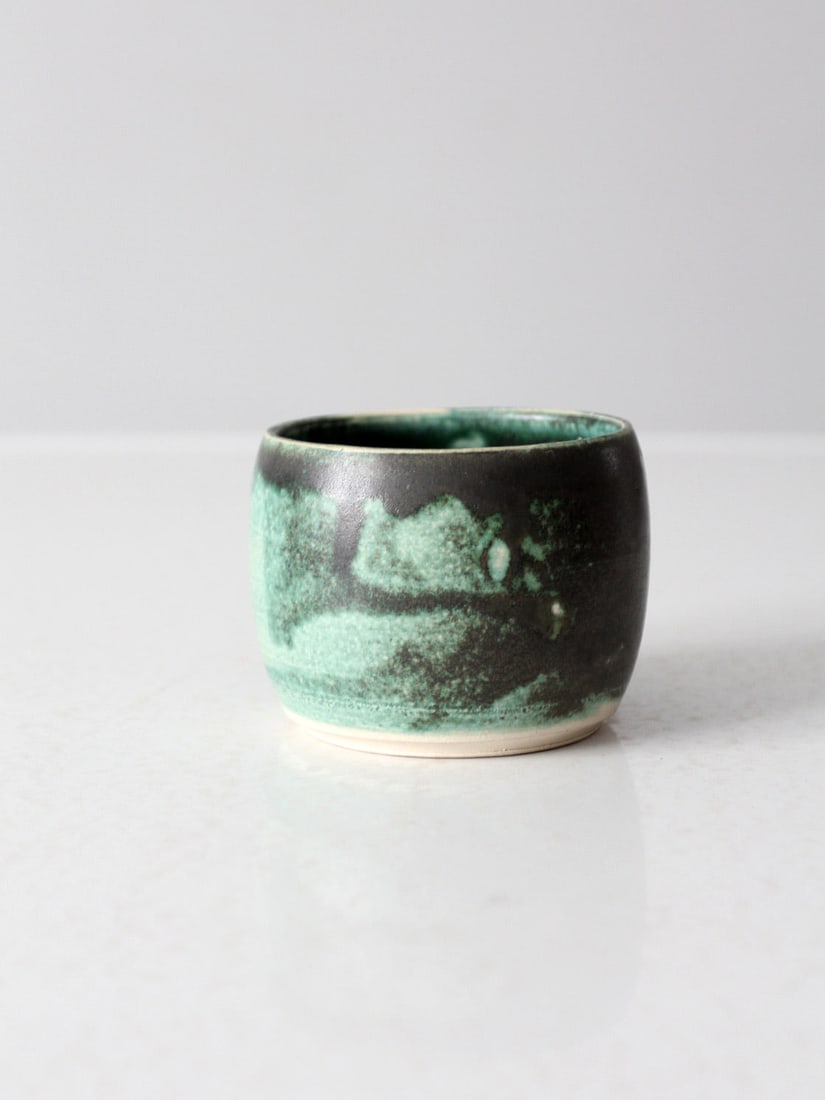 Handmade Vintage Studio Pottery Vase Green Black Swirl Signed: Handmade Vintage Studio Pottery Vase Green Black Swirl Signed This vintage studio pottery vase showcases a captivating green and black swirl glaze, a testament to the artisanal craftsmanship behind it