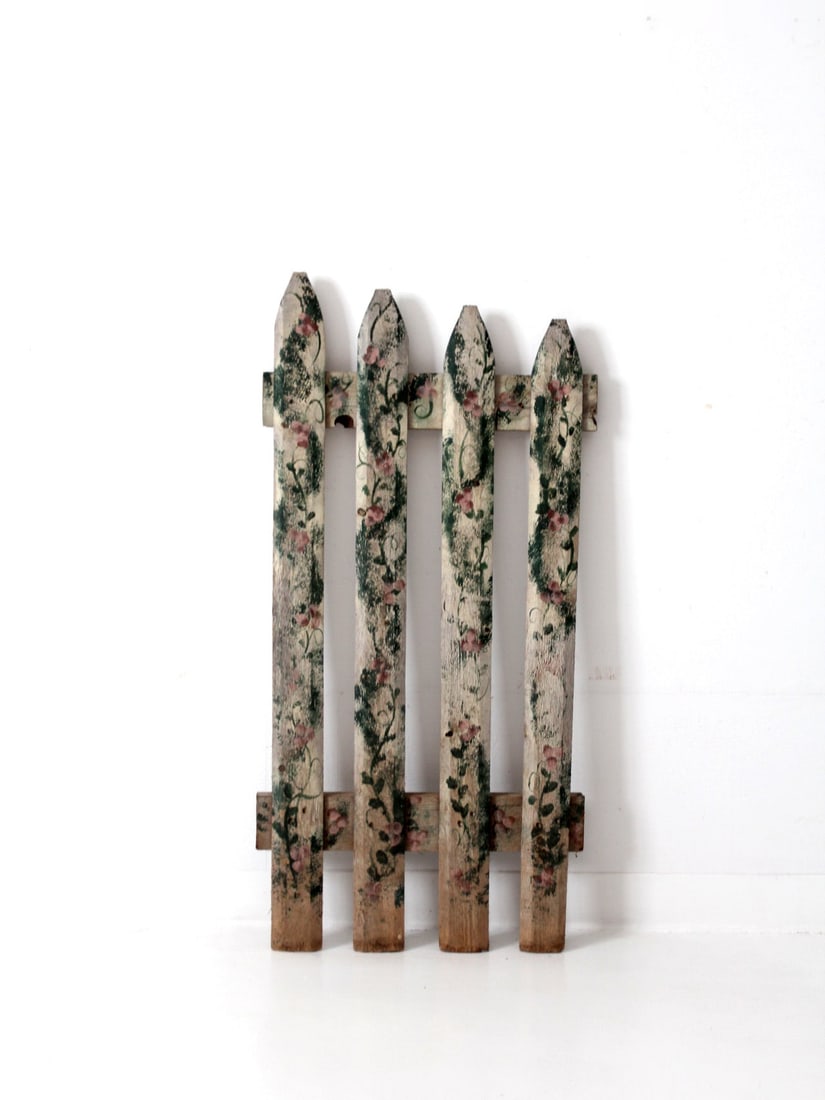 Charming Vintage Hand Painted Garden Fence Panel with Flowers: Charming Vintage Hand Painted Garden Fence Panel with Flowers Enhance your garden with this charming vintage hand-painted fence panel. Featuring delicate pink vining flowers, this decorative piece sho