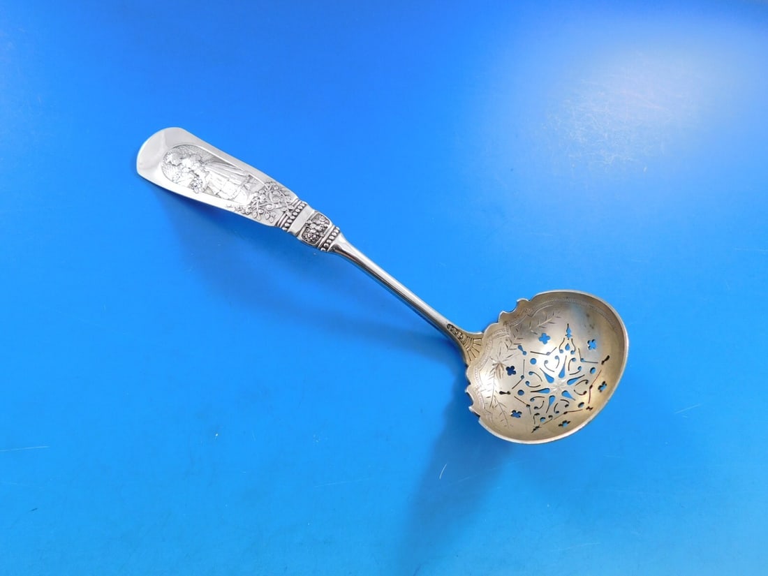 Gorham Fontainebleau Sterling Silver Sugar Sifter Ladle 5 3/4" Bright-Cut: Gorham Fontainebleau Sterling Silver Sugar Sifter Ladle 5 3/4" Bright-Cut This exquisite sugar sifter ladle is crafted from sterling silver and features the elegant Fontainebleau pattern by Gorham. Wi