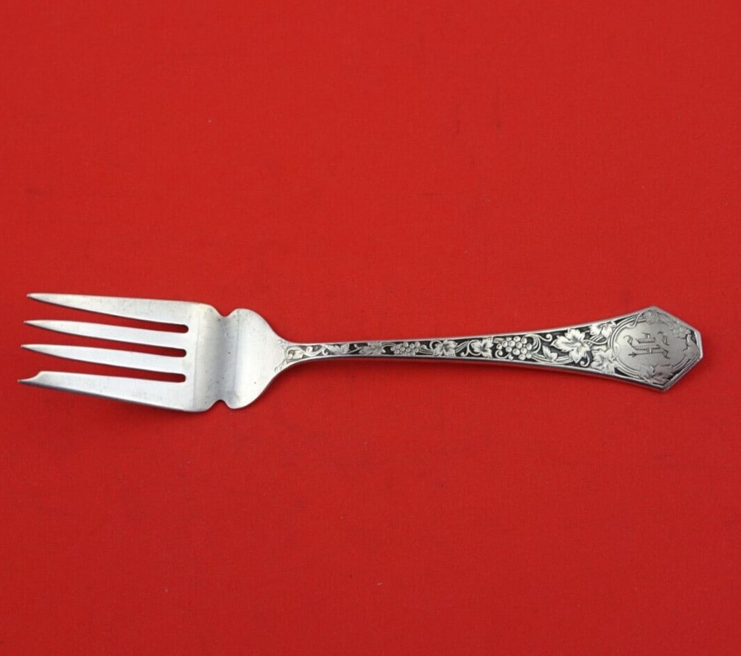 SSMC-Saart Grape Sterling Silver Salad Fork 6 Inch Flatware: SSMC-Saart Grape Sterling Silver Salad Fork 6 Inch Flatware This exquisite salad fork, crafted in sterling silver, features the elegant Grape pattern by SSMC-Saart. Measuring 6 inches in length, this