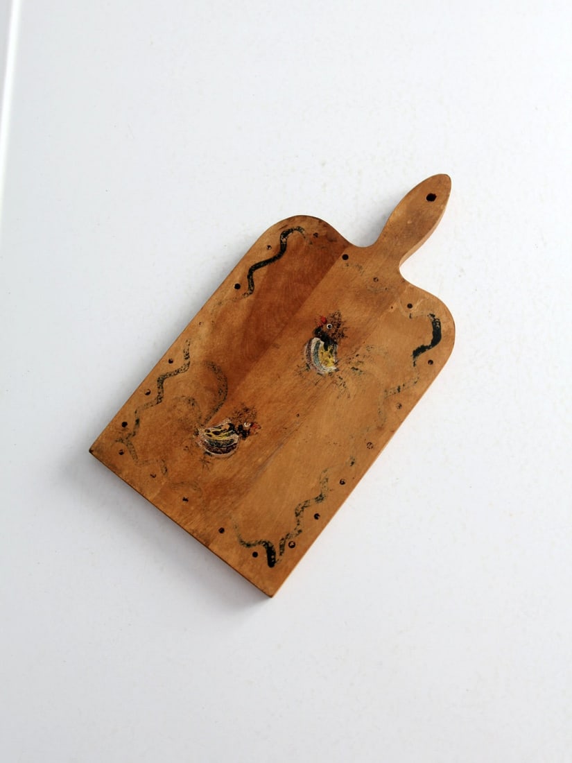 Vintage Mid Century Rooster Bread Board 13.75 x 7.125 in: Vintage Mid Century Rooster Bread Board 13.75 x 7.125 in Enhance your kitchen with this charming Mid Century Rooster Cutting Board. Featuring a delightful painted rooster design on one side, this vint