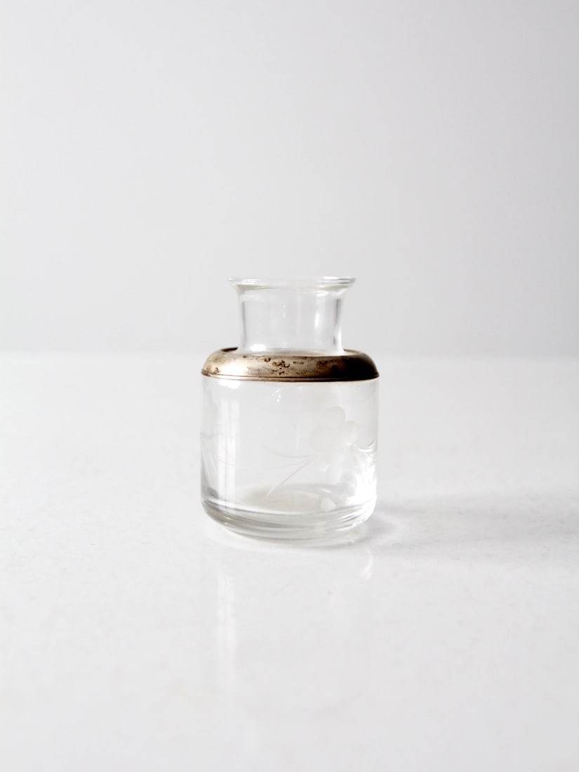 Antique Art Nouveau Etched Glass Bottle with Silver Tone Metal: Antique Art Nouveau Etched Glass Bottle with Silver Tone Metal This exquisite antique etched glass bottle showcases a stunning art nouveau design, featuring a silver tone metal shoulder adorned with a