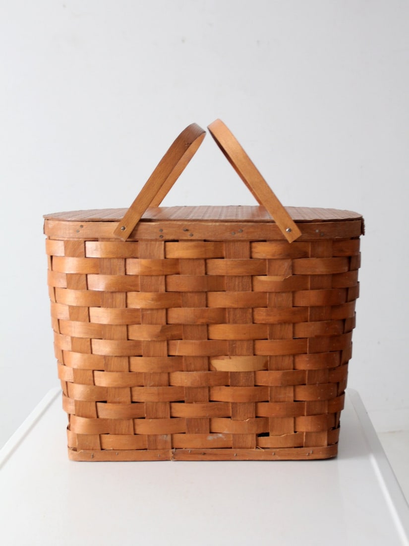 Vintage Splint Weave Picnic Basket with Bentwood Handles: Vintage Splint Weave Picnic Basket with Bentwood Handles This large vintage picnic basket features a classic splint-weave design, complemented by hinged bentwood handles. Its generous dimensions make