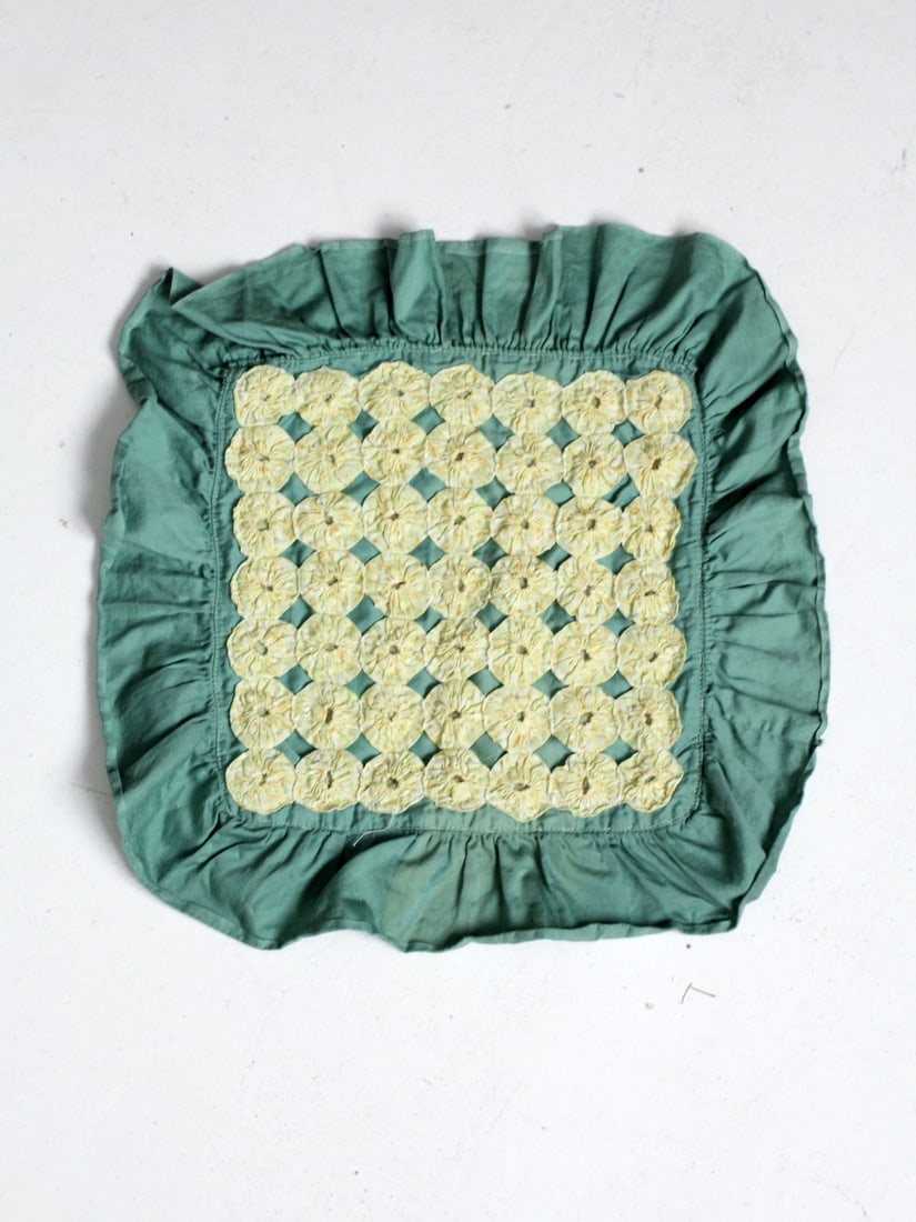 Vintage Yo-Yo Quilt Pillow Cover with Ruffled Hem 17x17: Vintage Yo-Yo Quilt Pillow Cover with Ruffled Hem 17x17 This charming vintage yo-yo quilted pillow cover showcases a delightful design with bright yellow "yo-yos" rosettes set against a vibrant green