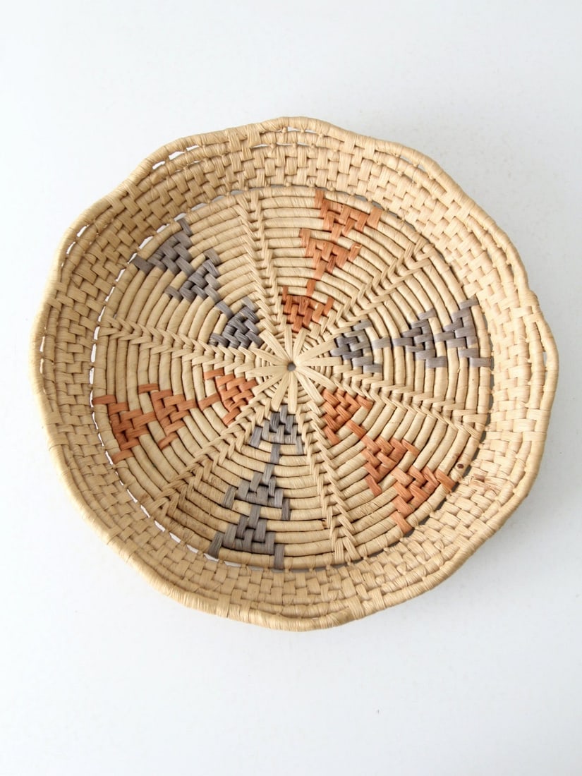 Charming Vintage Handwoven Basket Tray 15 inch Coral Blue Accents: Charming Vintage Handwoven Basket Tray 15 inch Coral Blue Accents Enhance your decor with this vintage woven basket tray, an exquisite handwoven piece crafted from soft, natural fibers. Featuring an i