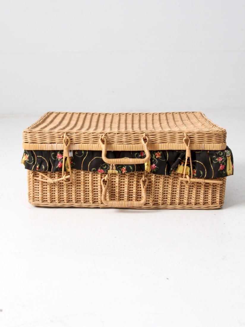 Vintage 1950s Wicker Picnic Basket with Western Lining: Vintage 1950s Wicker Picnic Basket with Western Lining This charming vintage wicker picnic basket from the 1950s is perfect for enjoying outdoor meals in style. Featuring a suitcase design, it include