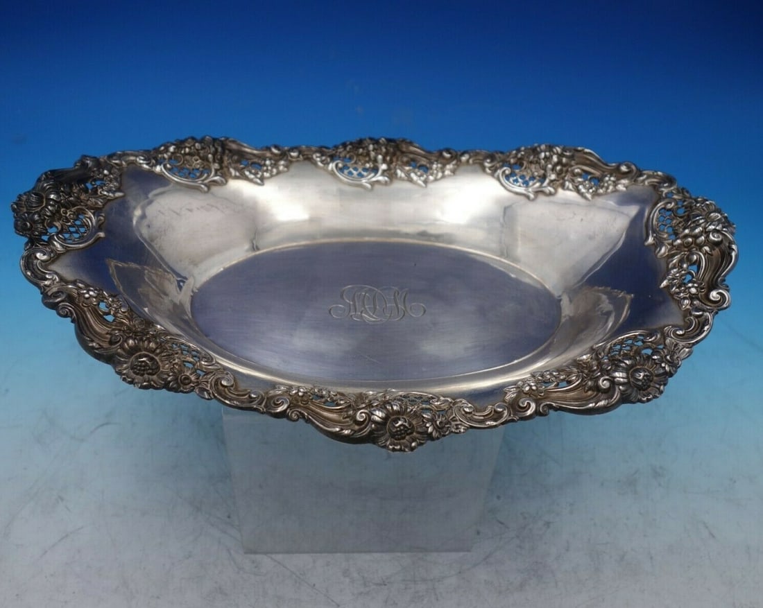 Graff Washburn & Dunn Chrysanthemum Sterling Silver Bread Tray 12 x 8: Graff Washburn & Dunn Chrysanthemum Sterling Silver Bread Tray 12 x 8 Presenting a stunning Chrysanthemum bread tray crafted by Graff Washburn & Dunn, made from high-quality sterling silver. This exqu