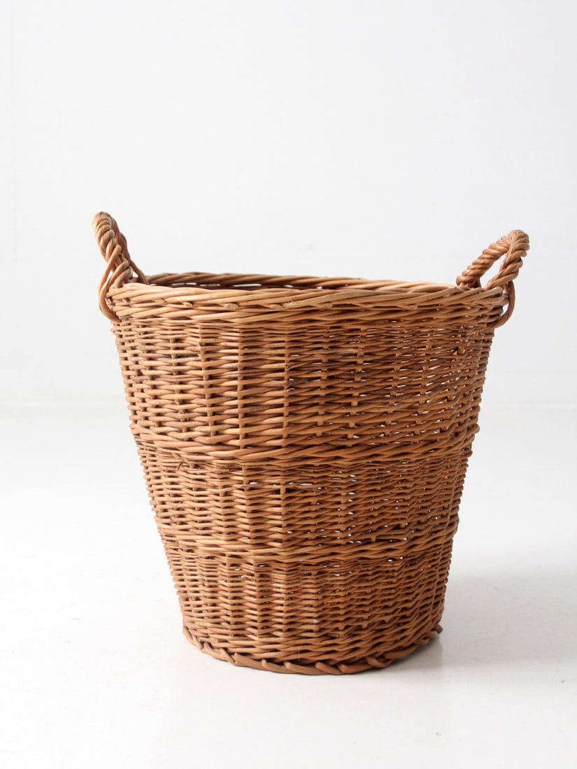 Charming Vintage Wicker Basket with Short Handles: Charming Vintage Wicker Basket with Short Handles Enhance your home decor with this charming vintage wicker basket. Featuring short handles for easy transport, it serves multiple purposes as a wasteba