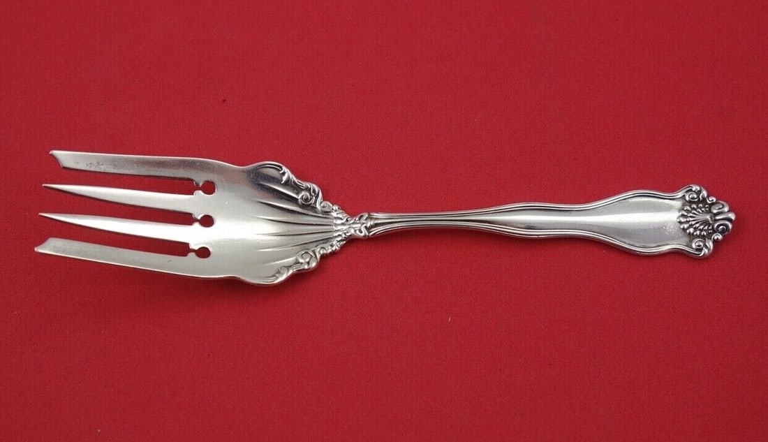 International Sterling Silver Winchester Serving Fork 6 3/4": International Sterling Silver Winchester Serving Fork 6 3/4" Introducing the Winchester Serving Fork by International Sterling, a beautifully crafted piece designed for serving beef. This fork measure