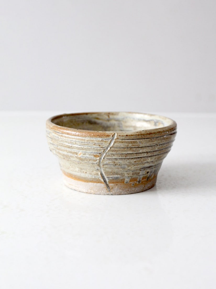 Rustic Vintage Studio Pottery Bowl Handmade Earthy Design: Rustic Vintage Studio Pottery Bowl Handmade Earthy Design This vintage handmade pottery bowl features a rustic, earthy design adorned with an incised pattern that reflects organic detail. The muted cr