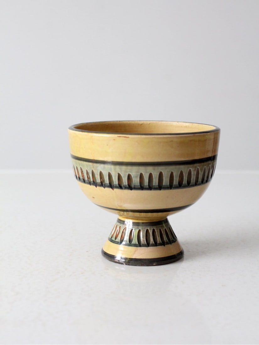 Italian Mid Century Modern Yellow Glazed Pottery Vase: Italian Mid Century Modern Yellow Glazed Pottery Vase This exquisite mid 20th century Italian ceramic vase exemplifies mid-century modern design. Showcasing a striking mustard yellow glaze, it feature