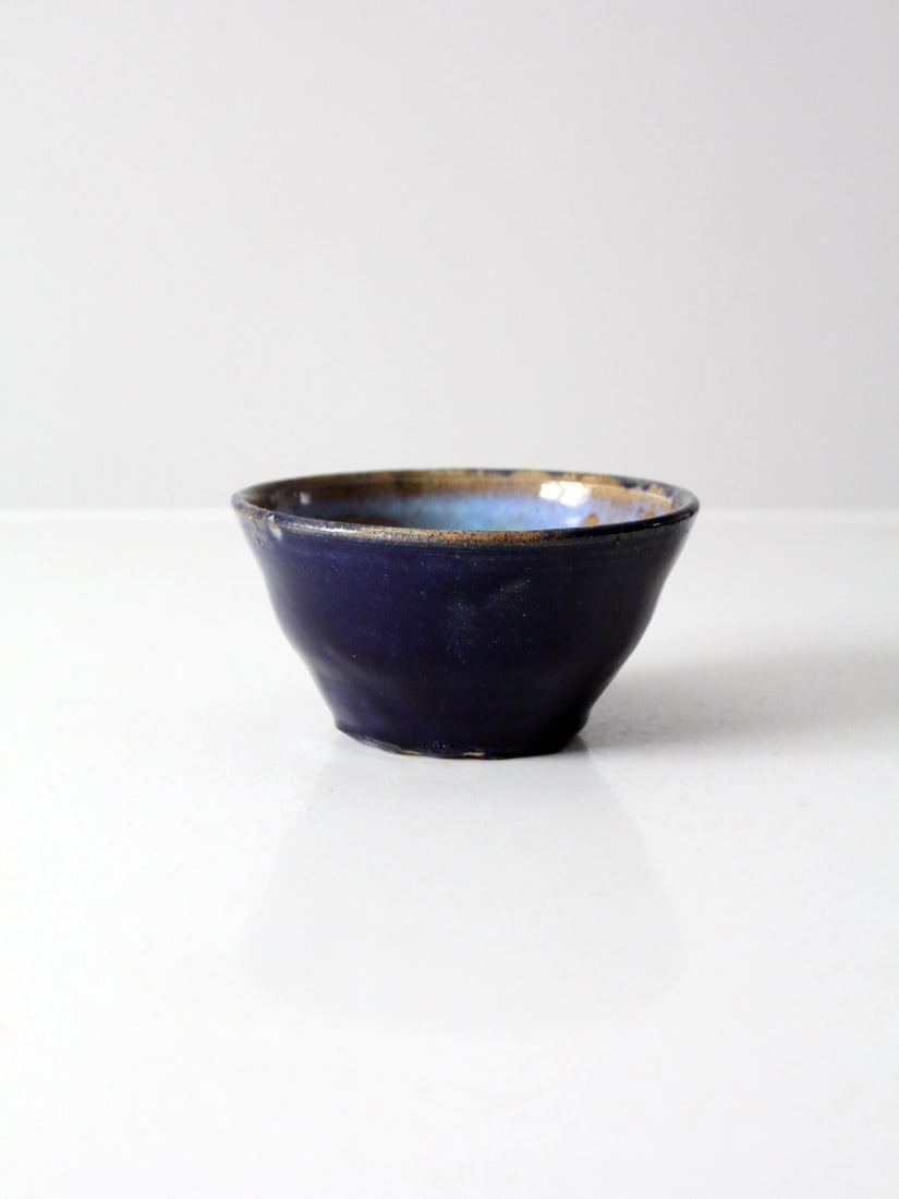 Margo Signed Vintage Studio Pottery Bowl in Blue Glaze: Margo Signed Vintage Studio Pottery Bowl in Blue Glaze This exquisite vintage studio pottery bowl, crafted by the artist Margo, showcases a stunning blend of navy blue and light blue glazes that enhan