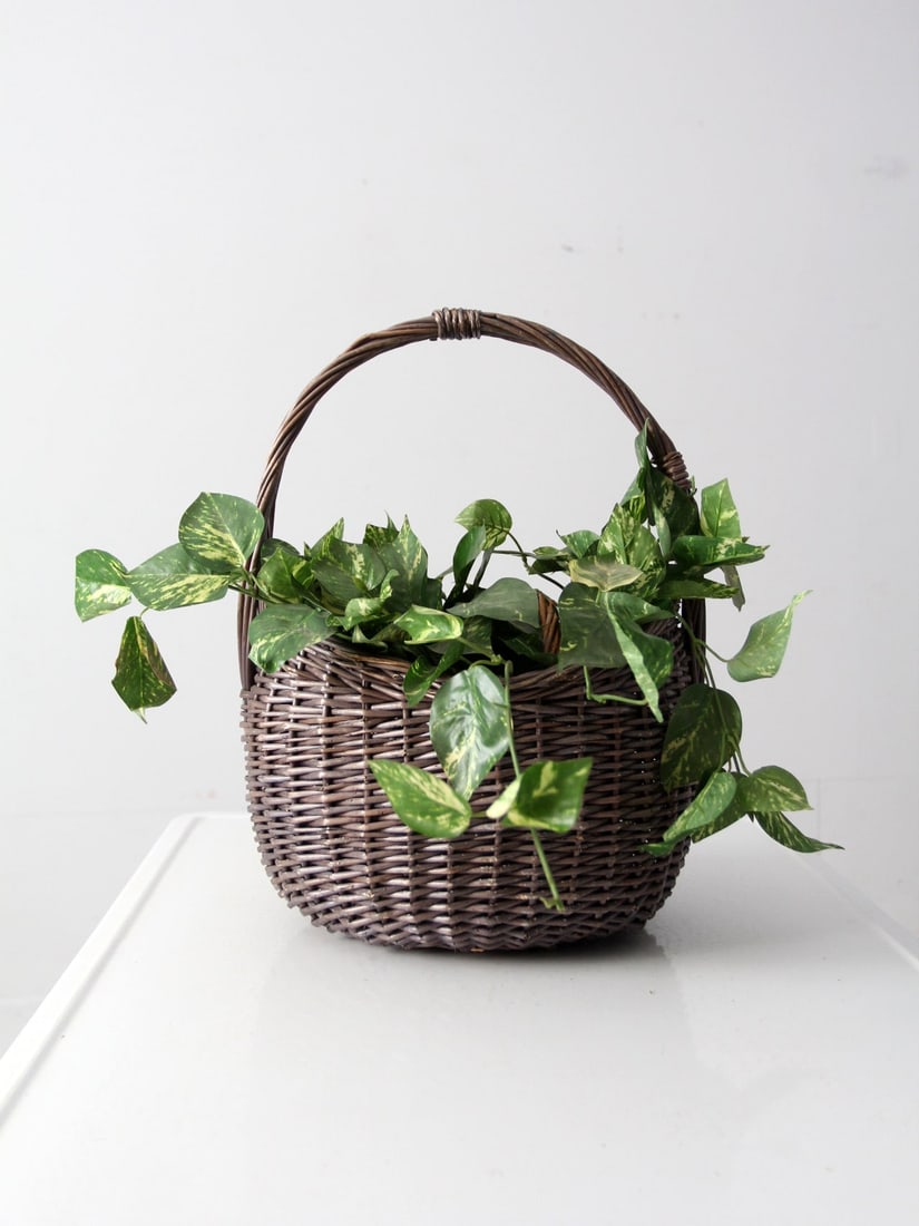 Rustic Vintage Woven Basket with Twisted Wooden Handle 18x14x13: Rustic Vintage Woven Basket with Twisted Wooden Handle 18x14x13 This vintage woven handle basket is a charming rustic piece, perfect for gatherings or as a decorative item. It features a twisted woode