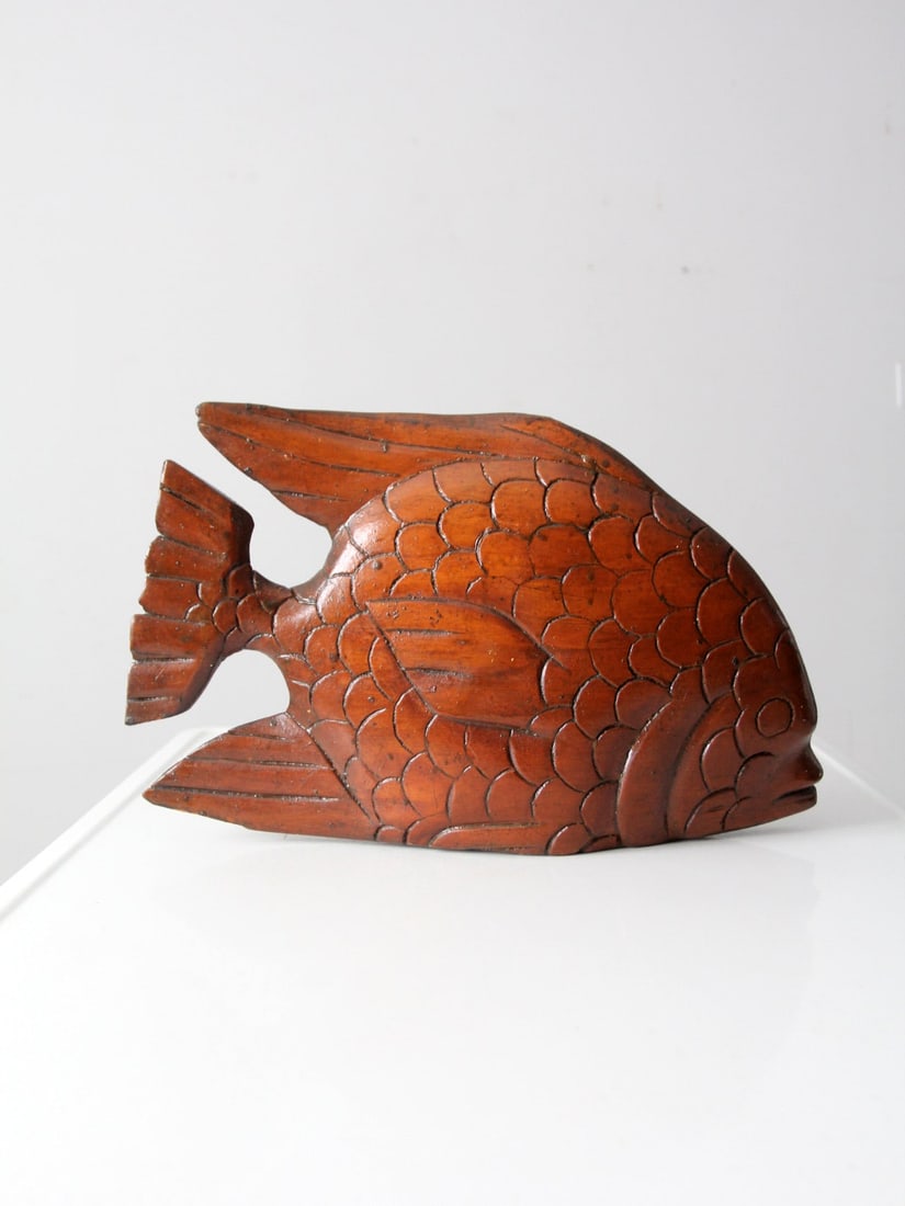 Vintage Mid Century Hand Carved Wooden Tropical Fish Figurine: Vintage Mid Century Hand Carved Wooden Tropical Fish Figurine Discover this exquisite mid 20th century hand-carved wooden fish, a stunning decorative piece that showcases marvelous detailing. This han
