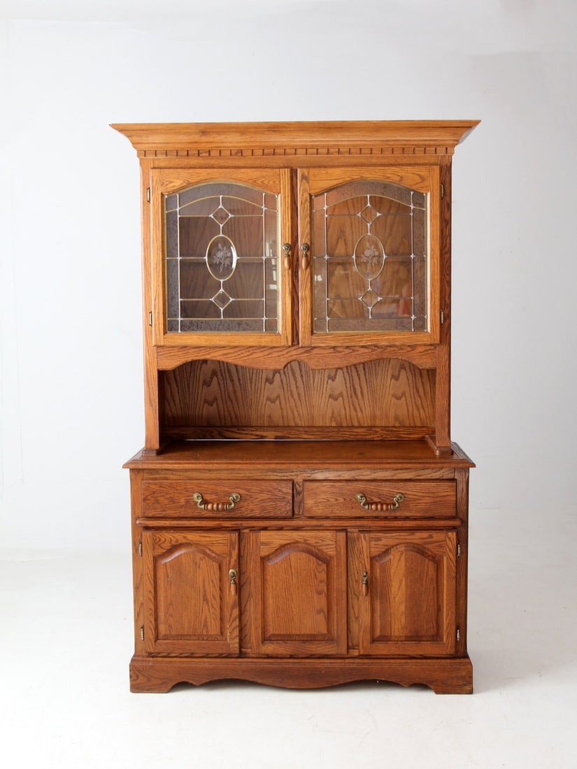 Classic Vintage Oak China Cabinet Hutch with Floral Glass Doors: Classic Vintage Oak China Cabinet Hutch with Floral Glass Doors This vintage oak china cabinet hutch seamlessly combines elegant display with functional storage in a classic two-piece design. The uppe