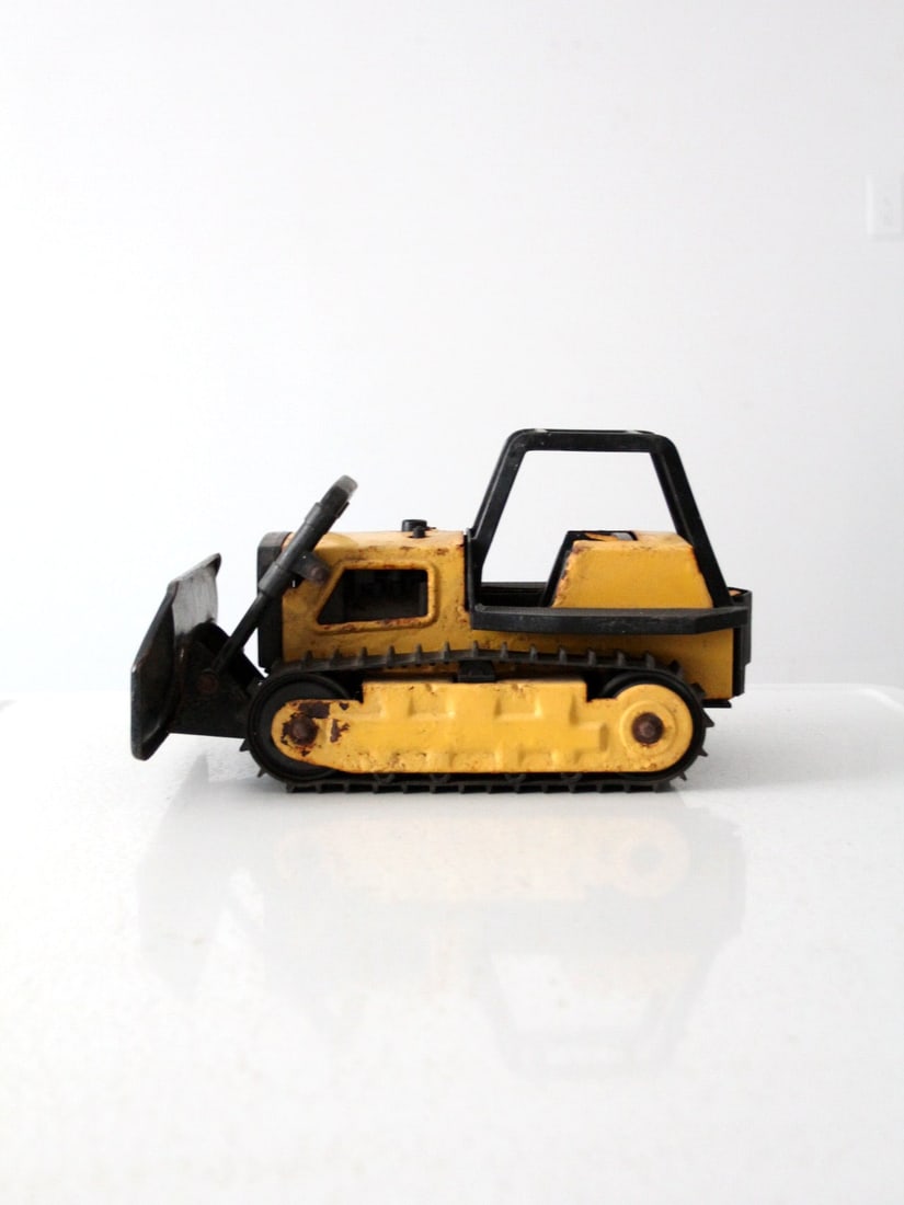 Vintage Tonka Toy Bulldozer Model 811828A Steel with Plastic Accents: Vintage Tonka Toy Bulldozer Model 811828A Steel with Plastic Accents Explore the nostalgia of childhood with this vintage Tonka Toy Bulldozer, model 811828A. Crafted from durable steel with plastic ac