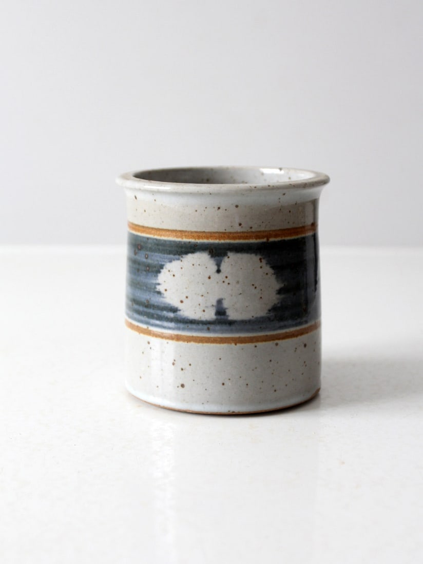 Vintage Speckled Stoneware Cachepot with Blue-Gray Glaze: Vintage Speckled Stoneware Cachepot with Blue-Gray Glaze This vintage studio pottery cachepot showcases a beautifully speckled stoneware surface complemented by a blue-gray glazed band and earthy acce