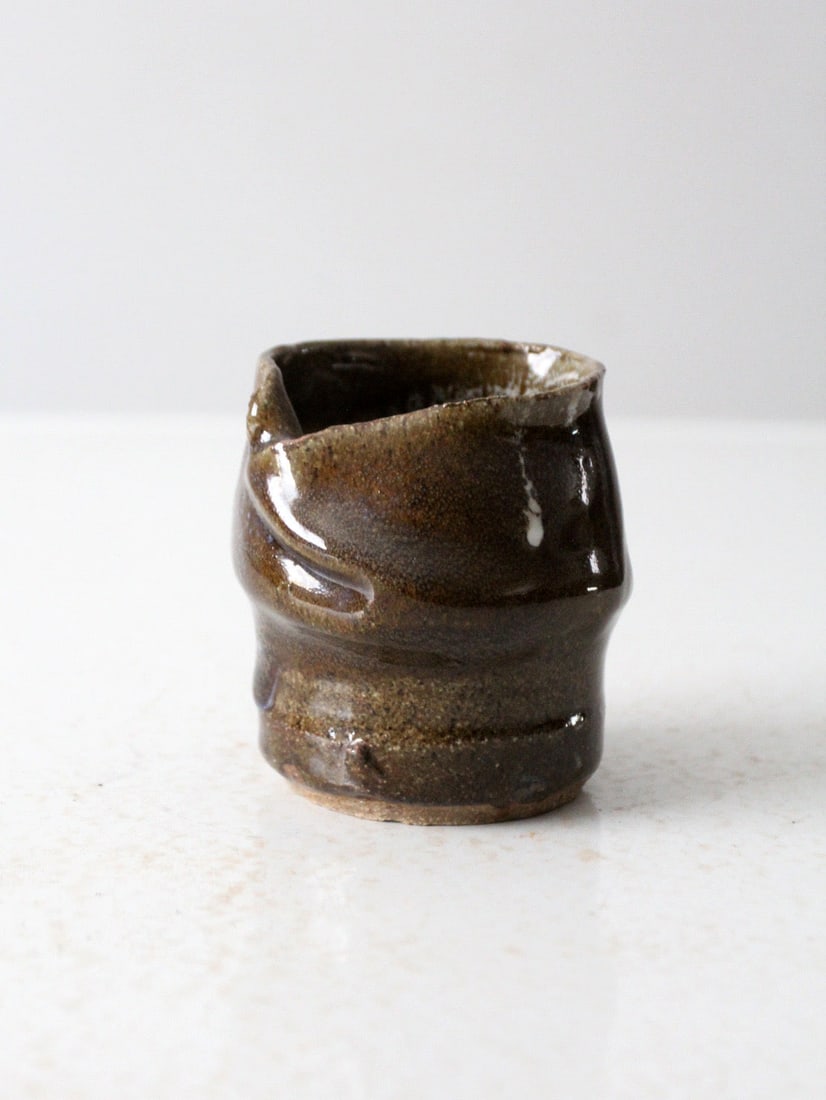 Handmade Vintage Studio Pottery Vase with Olive Brown Glaze: Handmade Vintage Studio Pottery Vase with Olive Brown Glaze This vintage studio pottery vase showcases a unique handmade, abstract design characterized by a bulbous silhouette. The earthy olive brown