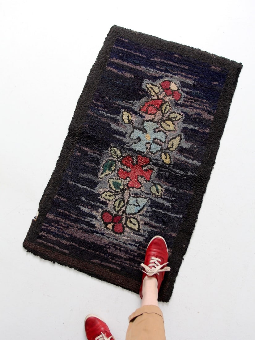 Antique Hooked Floral Rug 43 x 25 Colonial Revival Style: Antique Hooked Floral Rug 43 x 25 Colonial Revival Style This exquisite early 20th-century antique hooked rug showcases a striking black and gray background adorned with a vibrant floral design in red